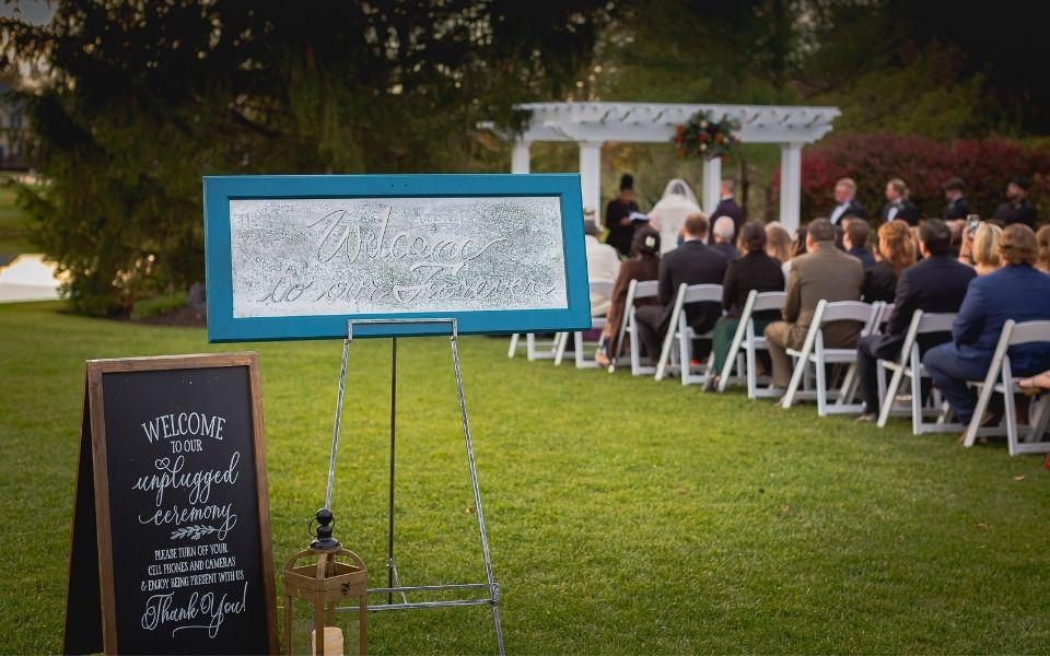 The Benefits of Having an Unplugged Wedding